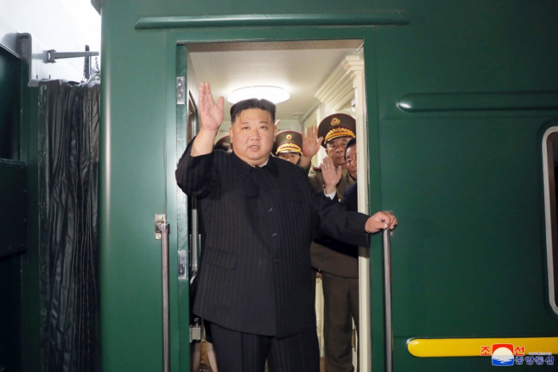Chủ tịch Triều Tiên lên tàu hỏa sang Nga -0