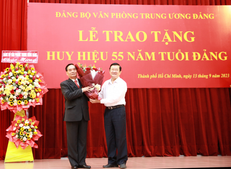 Đại tướng Lê Hồng Anh được trao tặng Huy hiệu 55 năm tuổi Đảng -0