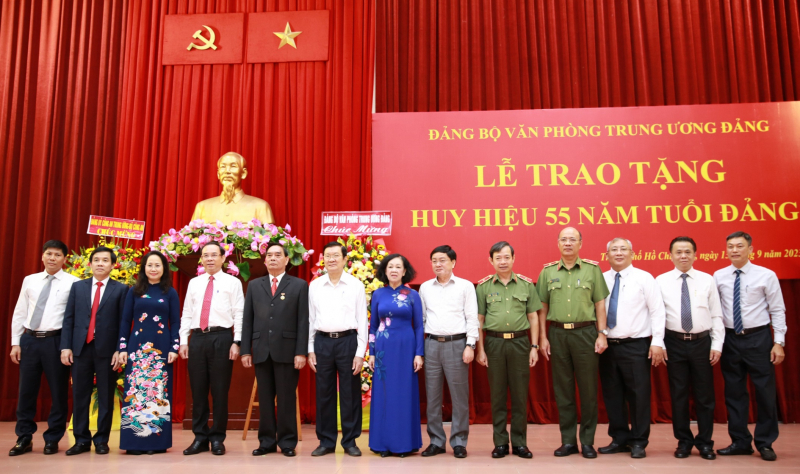 Đại tướng Lê Hồng Anh được trao tặng Huy hiệu 55 năm tuổi Đảng -0