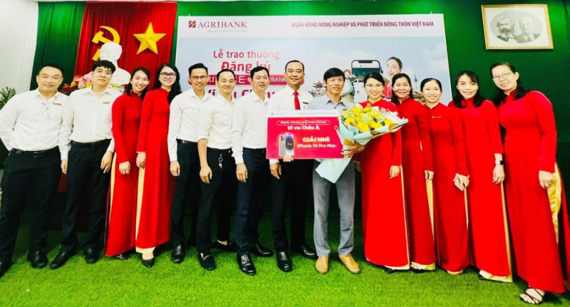 Agribank Phú Quốc trao thưởng cho khách hàng trúng giải chương trình “Đăng Ký Agribank E-Mobile Banking – Vi vu Châu Á” -0