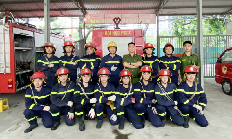 Sinh viên Trường Đại học PCCC kể lại giây phút cứu người trong đám cháy tại Khương Trung -0