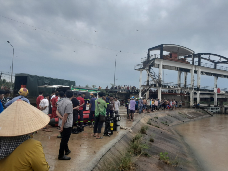 Nhóm học sinh rủ nhau tắm sông, 2 em mất tích -0
