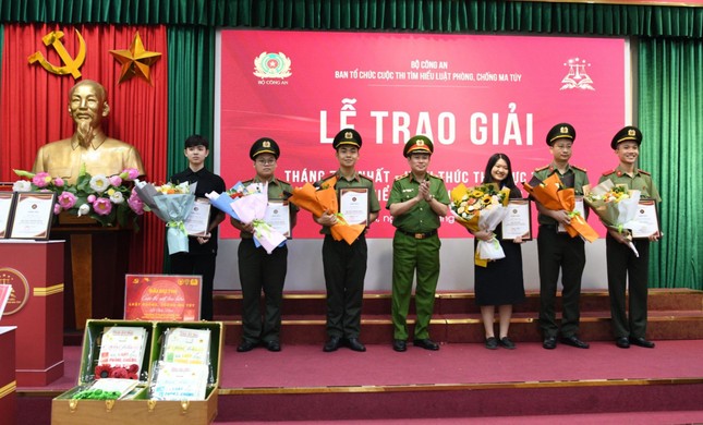 Trao giải tháng thứ nhất cho 33 cá nhân đạt kết quả cao cuộc thi Tìm hiểu Luật phòng, chống ma tuý -0