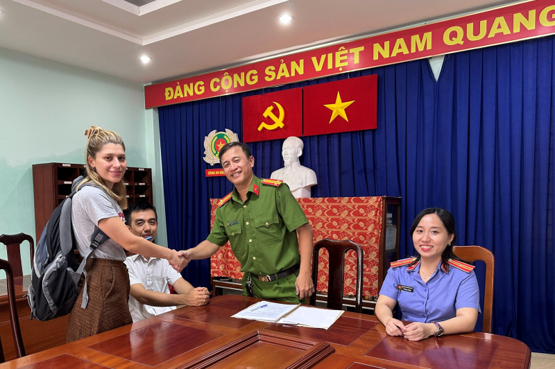 Shipper trên đường giao hàng, “sẵn tiện” cướp giật điện thoại của du khách nước ngoài -0