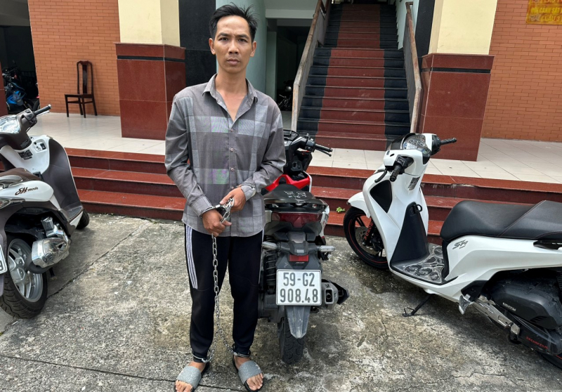 Shipper trên đường giao hàng, “sẵn tiện” cướp giật điện thoại của du khách nước ngoài -0