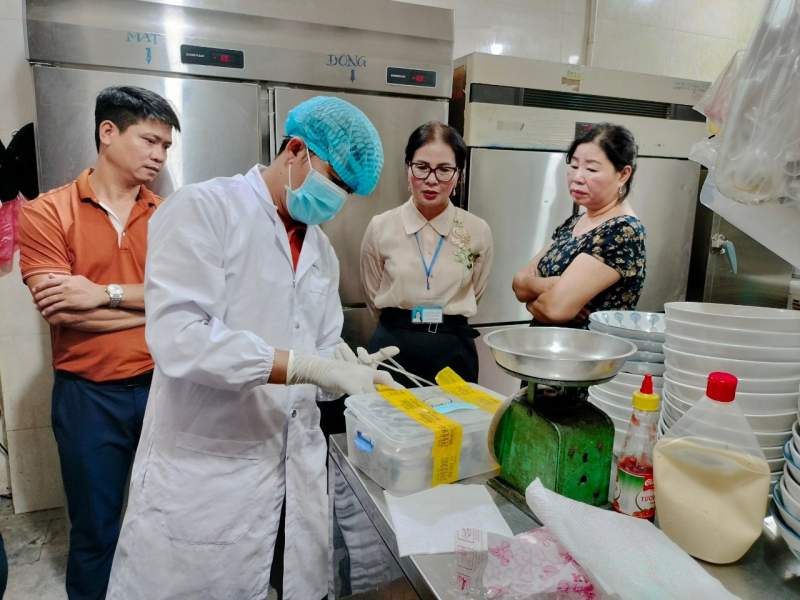 Người nhập viện do ngộ độc ăn bánh mì Phượng đã tăng hơn 141 trường hợp -0