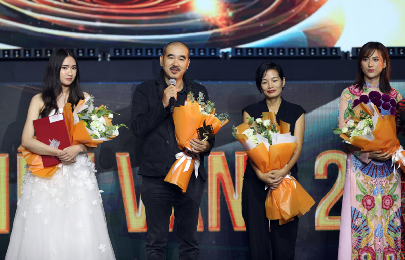 đạo diễn bùi thạc chuyên và đoàn phim tro tàn rực rỡ nhận giải thưởng phim truyện xuất sắc nhất.jpg -1