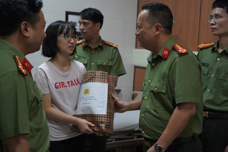 Công an TP Hà Nội thăm hỏi, động viên chiến sỹ bị thương trong khi làm nhiệm vụ -0