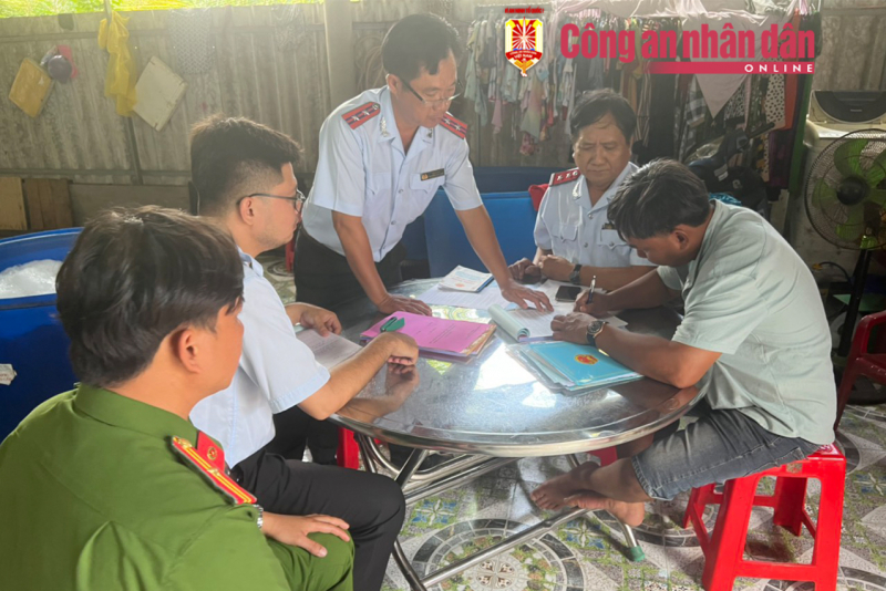 Bắt quả tang cơ sở thu mua tôm chứa tạp chất -0