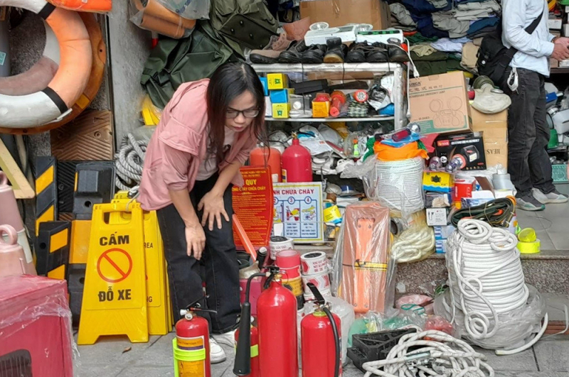 Người dân đổ xô mua trang thiết bị phòng cháy, chữa cháy -0