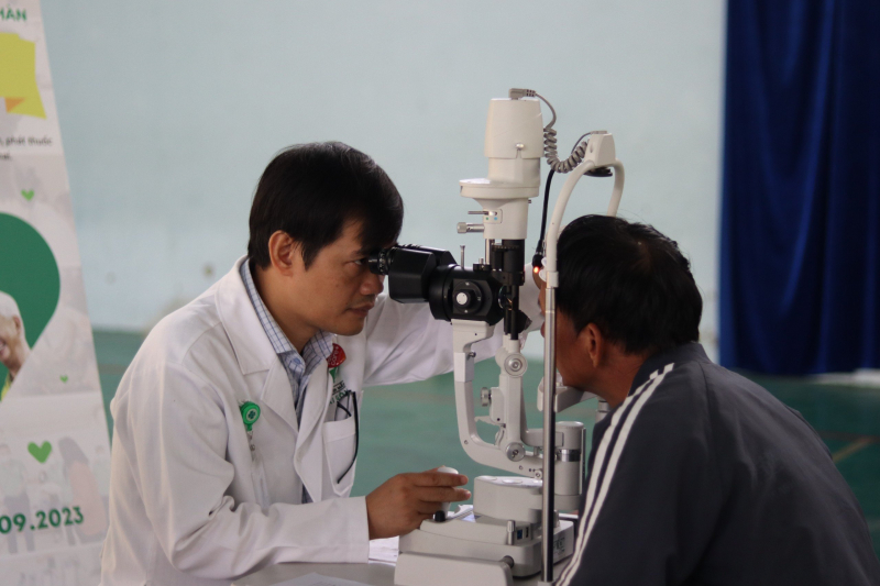 Bệnh viện 199 (Bộ Công an) khám và cấp thuốc miễn phí cho người lao động tiếp xúc môi trường độc hại -3