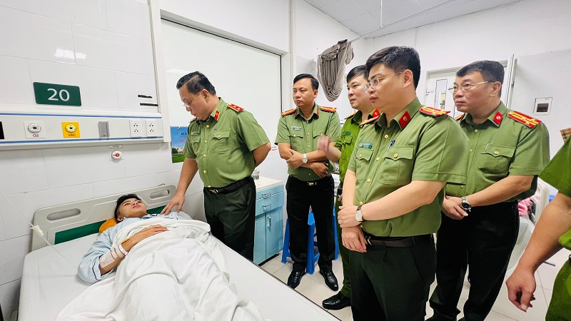 Lãnh đạo Công an thành phố thăm hỏi, động viên 5 đồng chí bị thương trong khi làm nhiệm vụ chữa cháy và cứu nạn cứu hộ -0