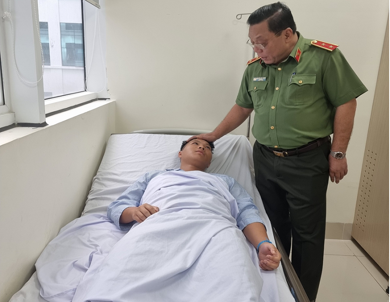 Lãnh đạo Công an thành phố thăm hỏi, động viên 5 đồng chí bị thương trong khi làm nhiệm vụ chữa cháy và cứu nạn cứu hộ -0
