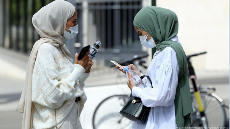 Tranh cãi việc Pháp cấm nữ sinh Hồi giáo mặc abaya -0