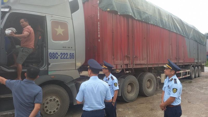 Vận chuyển hàng lậu, hàng giả trên xe đầu kéo, bị phạt gần 300 triệu đồng -0
