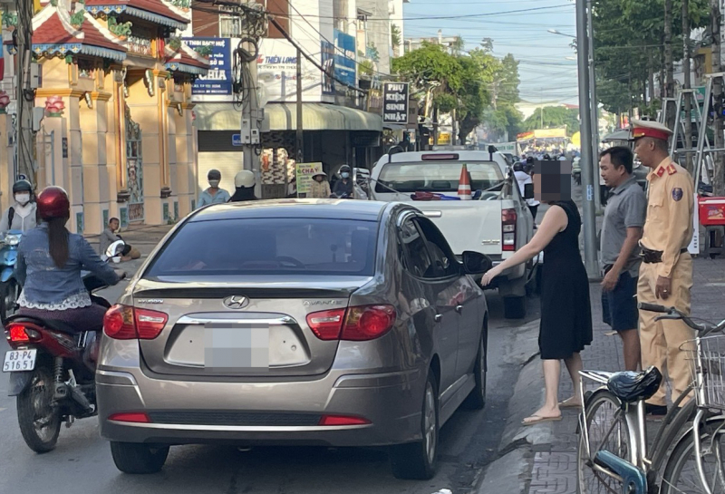 Bất chấp qui định, nhiều tài xế đi vào đường cấm -2