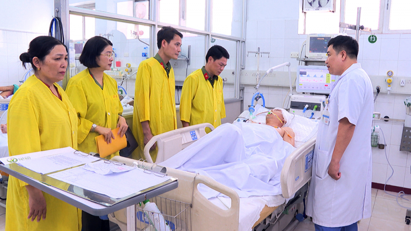Thăm cán bộ Công an thị xã Nghi Sơn bị thương khi làm nhiệm vụ -0