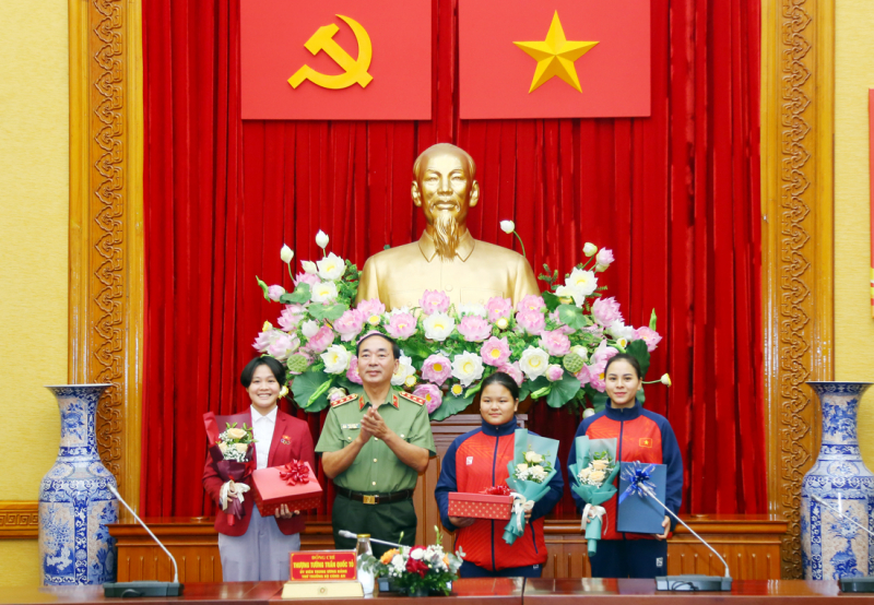 Biểu dương các tập thể, cá nhân có thành tích xuất sắc trong công tác huấn luyện, thi đấu -0