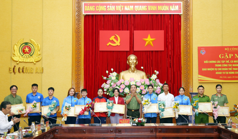 Biểu dương các tập thể, cá nhân có thành tích xuất sắc trong công tác huấn luyện, thi đấu -0