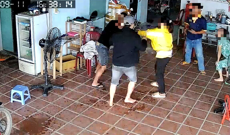 Tiếp nhận, điều tra vụ 2 con trai tạt xăng, đe dọa đốt nhà mẹ và anh ruột -0