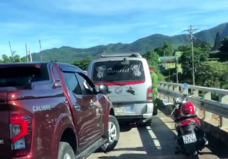 Rượt bắt 8 xe ôtô vận chuyển 32 tấn đường nhập lậu -0