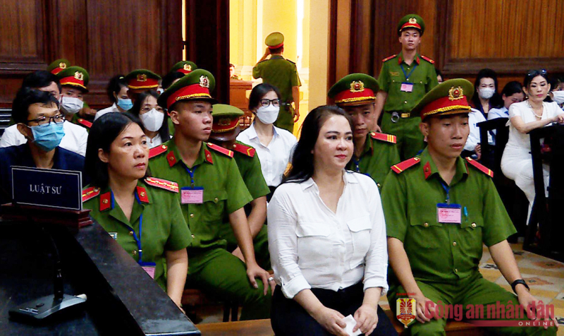 Lĩnh 3 năm tù, bị cáo Nguyễn Phương Hằng bật khóc trước toà