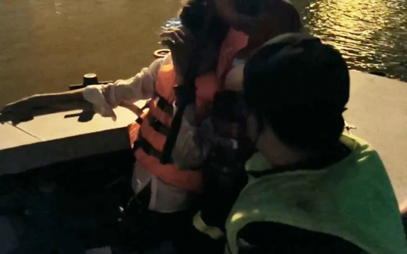 Cứu hộ kịp thời cứu nam thanh niên buồn chuyện gia đình  nhảy cầu Sài Gòn -0