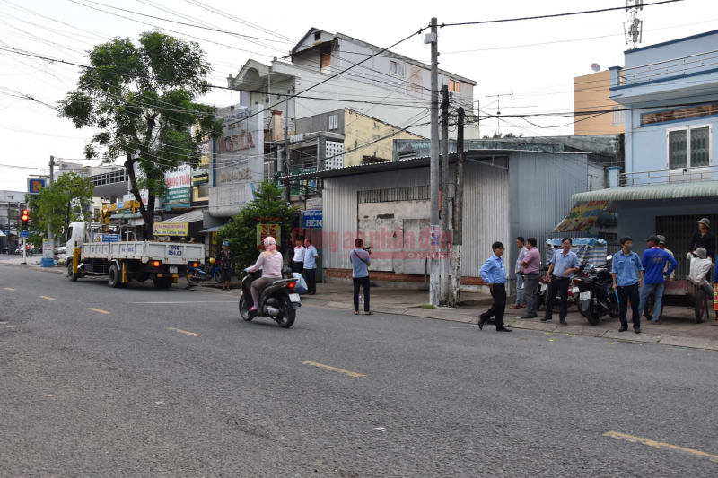 Chủ công trình xây dựng từng “nhốt” cán bộ kiểm tra đã tự nguyện tháo dỡ -0