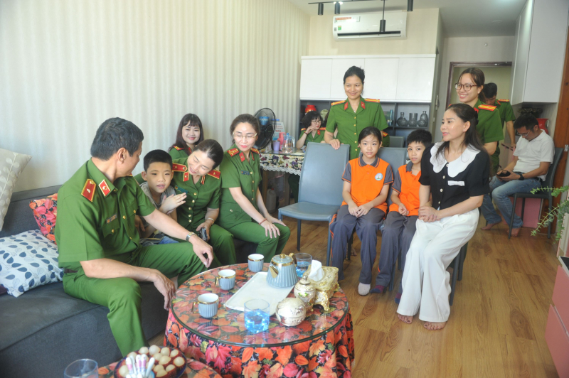 Thiếu tướng Trần Minh Lệ và đoàn công tác đến thăm, trao hỗ trợ nuôi dưỡng 3 con nhỏ của Thiếu tá Vương Đức Toàn -0