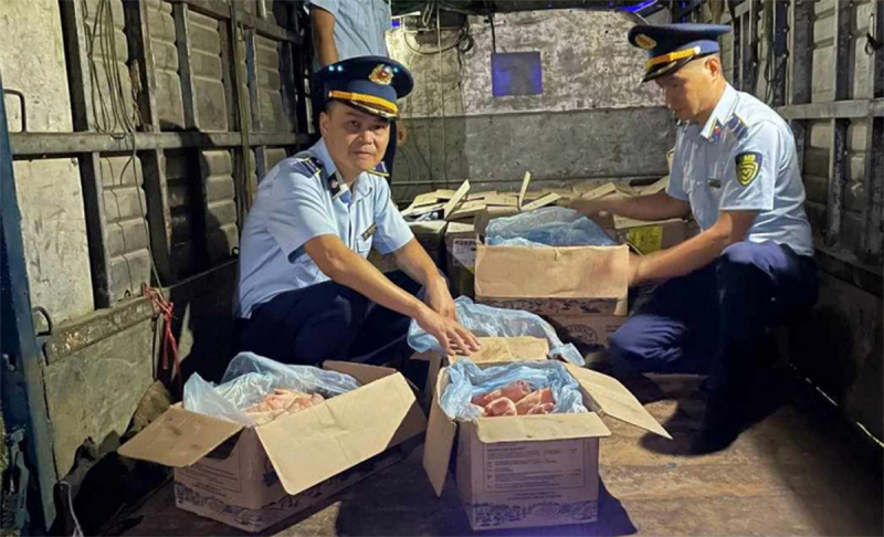 Thu giữ 800 kg chân giò lợn không rõ nguồn gốc xuất xứ -0