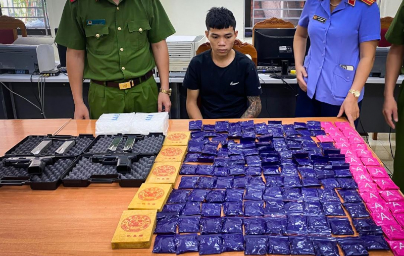 Thanh niên mang 2 súng đi “sưu tập” ma túy -0