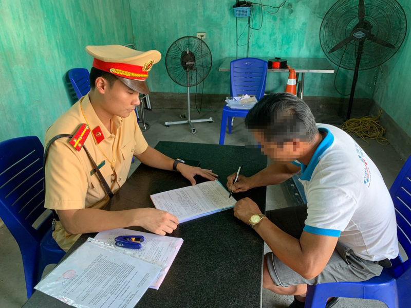 Nhiều tài xế cản đường xe ưu tiên ở Tuyên Quang bị xử phạt -0