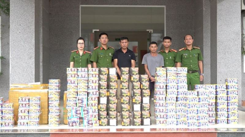 Hai thương lái buôn 420kg pháo nổ -1