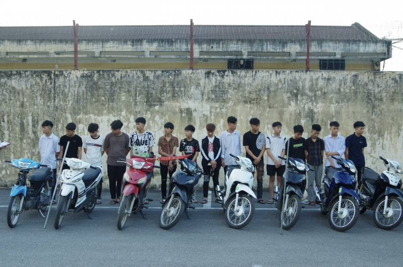 19 đối tượng đánh võng, nẹt pô mang theo hung khí đi giải quyết mâu thuẫn -0