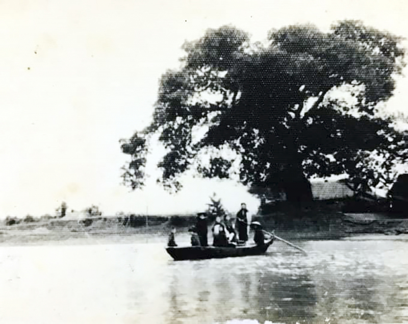 ảnh bến đò đồng dâu chụp năm 1960, do gs ts ngnd nguyễn văn đính, quê xóm đồng dâu cung cấp..jpg -1