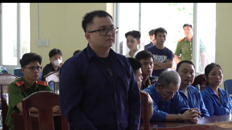 Kẻ dùng súng giả cướp ngân hàng bị phạt 9 năm tù -0