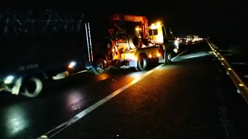 Tài xế xe tải bất tỉnh, người phụ nữ cầu cứu trên cao tốc  -0