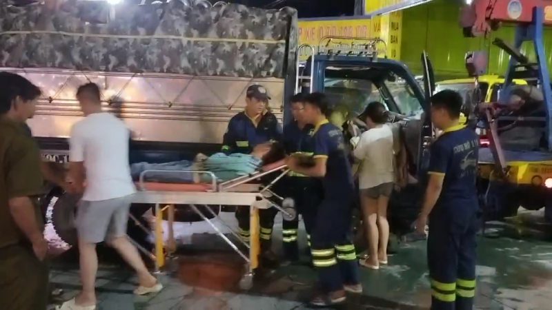 Tài xế xe tải bất tỉnh, người phụ nữ cầu cứu trên cao tốc  -1