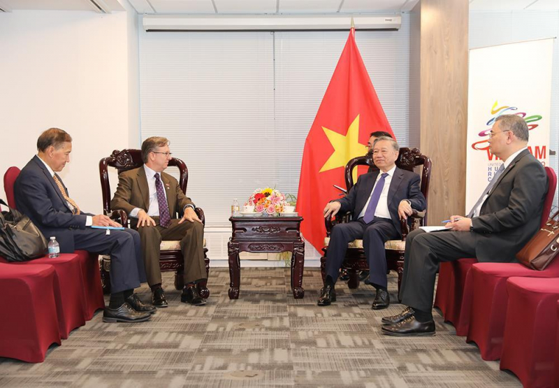 Minister To Lam meets senior official of Boeing in New York -0