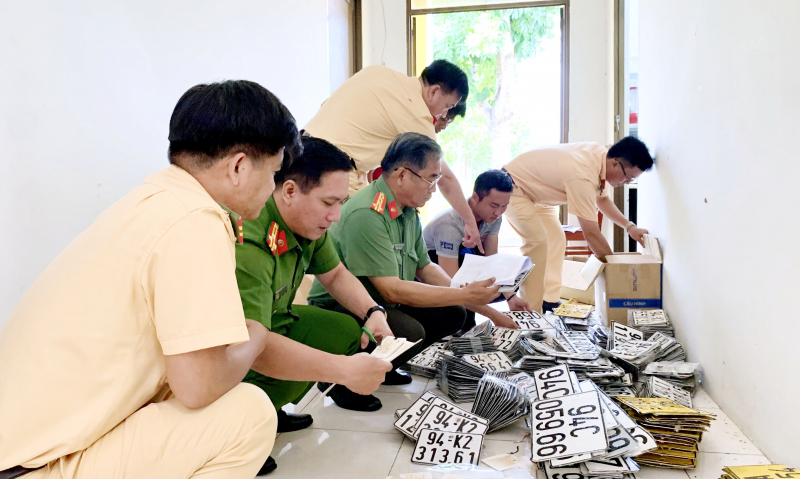 Tiêu hủy hồ sơ, biển số và biểu mẫu đăng ký xe -0