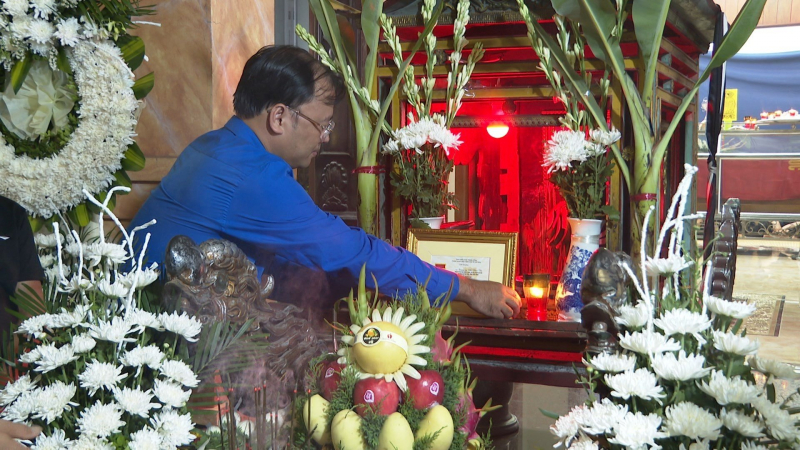 Truy tặng Huy hiệu Tuổi trẻ dũng cảm cho Trung úy Đỗ Văn Tú  -0