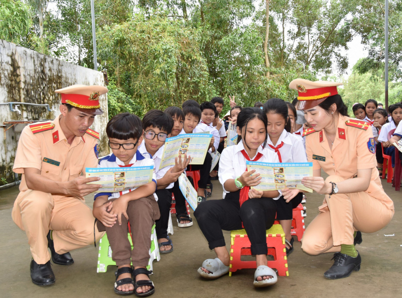 CSGT mang trung thu đến với học sinh nghèo vùng ven  -0