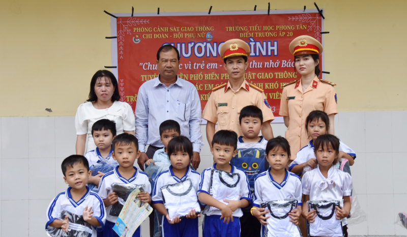 CSGT mang trung thu đến với học sinh nghèo vùng ven  -1