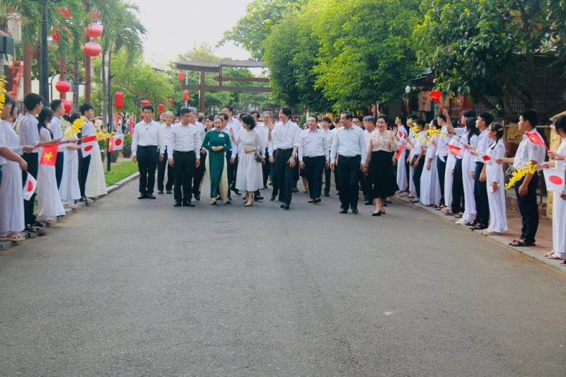 Hoàng thái tử và Công nương Nhật Bản thăm phố cổ Hội An -0