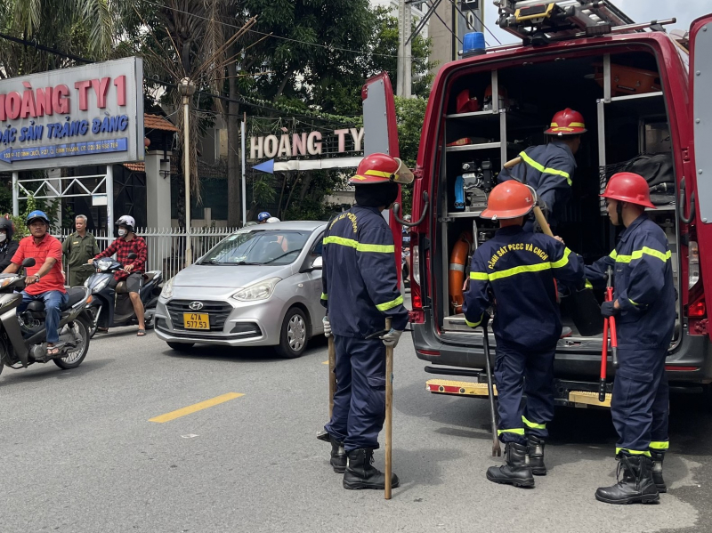 Sập nhà 4 tầng: cứu hộ đào bới đống đổ nát tìm 2 người bị vùi lấp -0