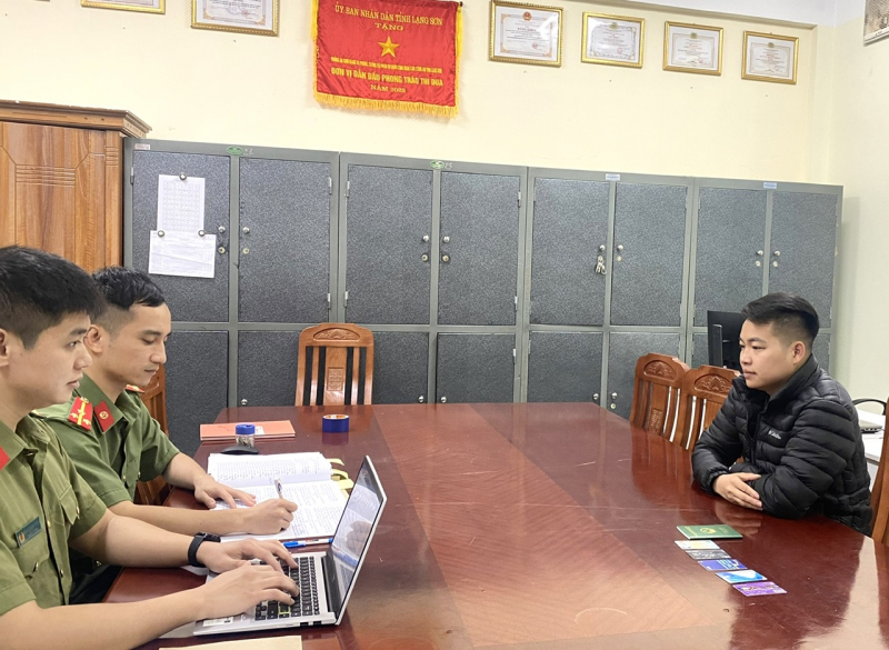 cán bộ điều tra lấy lời khai đt hồng văn tuấn (1).jpg -0