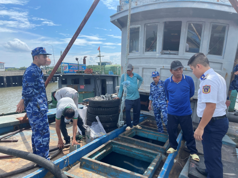 Tạm giữ tàu chở 50.000 lít dầu DO không rõ nguồn gốc  -0