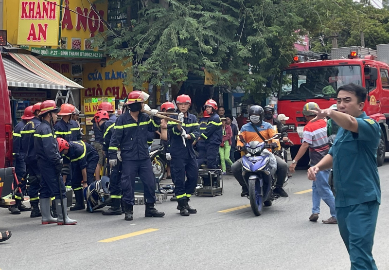 Sập nhà 4 tầng: cứu hộ đào bới đống đổ nát tìm 2 người bị vùi lấp -1