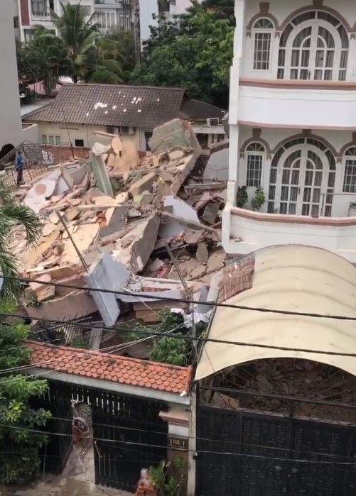 Sập nhà 4 tầng: cứu hộ đào bới đống đổ nát tìm 2 người bị vùi lấp -0