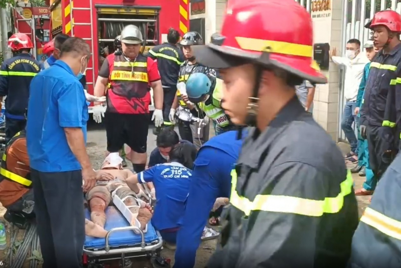 Sập nhà 4 tầng: cứu hộ đào bới đống đổ nát tìm 2 người bị vùi lấp -0